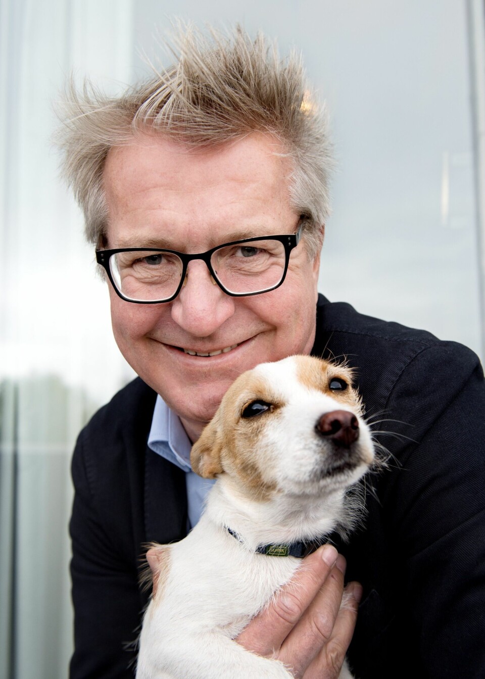 Fabian Stang har et nært forhold til hunden sin. – Det er ei jente, og vi har kalt henne «Tøffen», for jenter kan også være tøffe, sier han. FOTO: MIMSY MØLLER Fabian Stang har et nært forhold til hunden sin. – Det er ei jente, og vi har kalt henne «Tøffen», for jenter kan også være tøffe, sier han. FOTO: MIMSY MØLLER