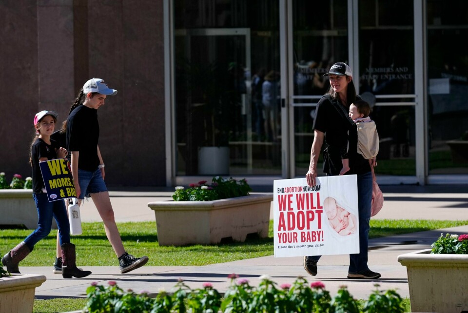 Motstandere av abortforbudet har demonstrert utenfor Arizonas delstatssenat for å få dem til å fjerne det gamle abortforbudet. Motstandere av abortforbudet har demonstrert utenfor Arizonas delstatssenat for å få dem til å fjerne det gamle abortforbudet. Foto: Ross D. Franklin / AP / NTB