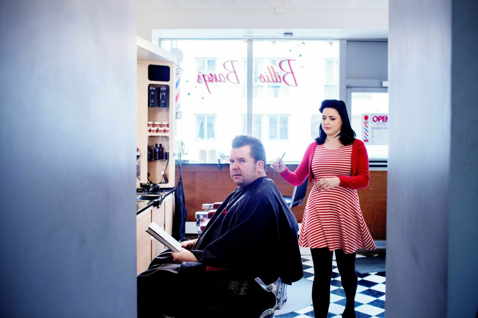 Steinar Kallander får den fineste rockabillysveisen hos Pia Eriksen ved Billie Bang's Barbershop & Beauty bar på Grünerløkka. FOTO: Hilde Unosen
