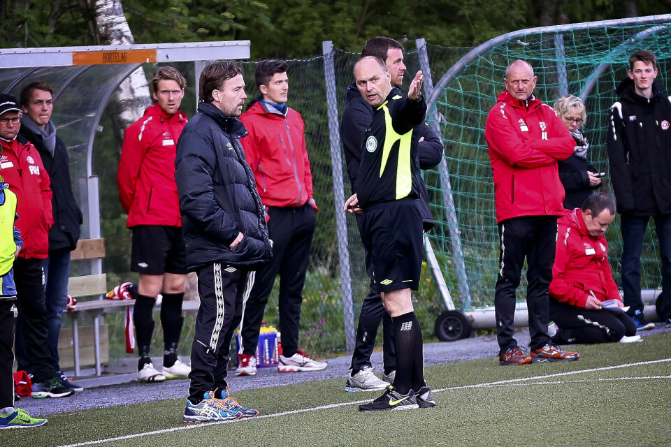 Bo Andersen får tilsnakk av dommer Terje Olsen. Etter kampen kokte det i topplokket på Vaulen-treneren. Bo Andersen får tilsnakk av dommer Terje Olsen. Etter kampen kokte det i topplokket på Vaulen-treneren.