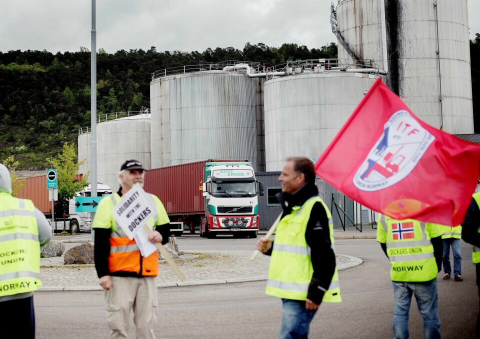 KONFLIKT: I går ble 12 havnearbeidere innbrakt av politiet etter en aksjon på Bekkelagskaia. Bildet er fra en aksjon på konteinerhavna på Sjursøya sist uke.
