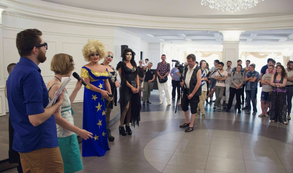 Lederne for Pride 2015 vil helst ikke at lørdagens «likhetsparade» skal bli nettopp en parade. De ser på det som en demonstrasjon. Her ønsker tre drag-dronninger velkommen til Pride 2015 på onsdag. «På veien hit ble vi ikke trakassert. Tvert imot spurte forbipasserende om de kunne ta bilder. Det viser at vi er på vei framover», sa en av kvinnene. Lederne for Pride 2015 vil helst ikke at lørdagens «likhetsparade» skal bli nettopp en parade. De ser på det som en demonstrasjon. Her ønsker tre drag-dronninger velkommen til Pride 2015 på onsdag. «På veien hit ble vi ikke trakassert. Tvert imot spurte forbipasserende om de kunne ta bilder. Det viser at vi er på vei framover», sa en av kvinnene.
