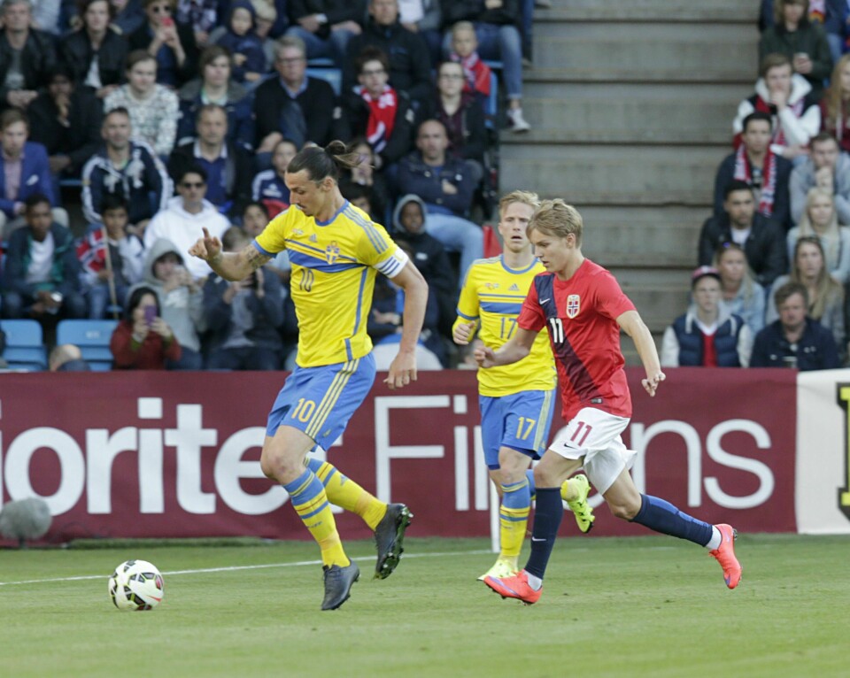 Det var disse to spillerne som gjorde at Ullevaal ble nesten fullsatt mandag kveld. Zlatan Ibrahimovic mot Martin Ødegaard, senior mot junior. FOTO: VIDAR RUUD/NTB SCANPIX