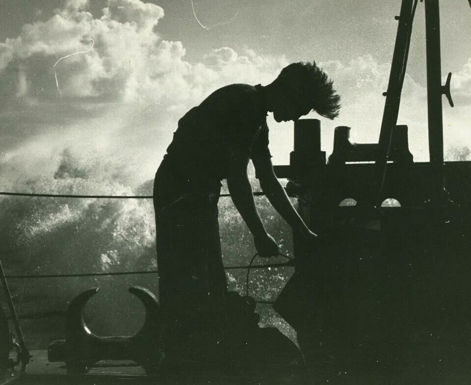 En norsk dekksgutt gjør klar en synkemine fra et handelsskip i Murmansk-konvoien høsten 1943. En norsk dekksgutt gjør klar en synkemine fra et handelsskip i Murmansk-konvoien høsten 1943.