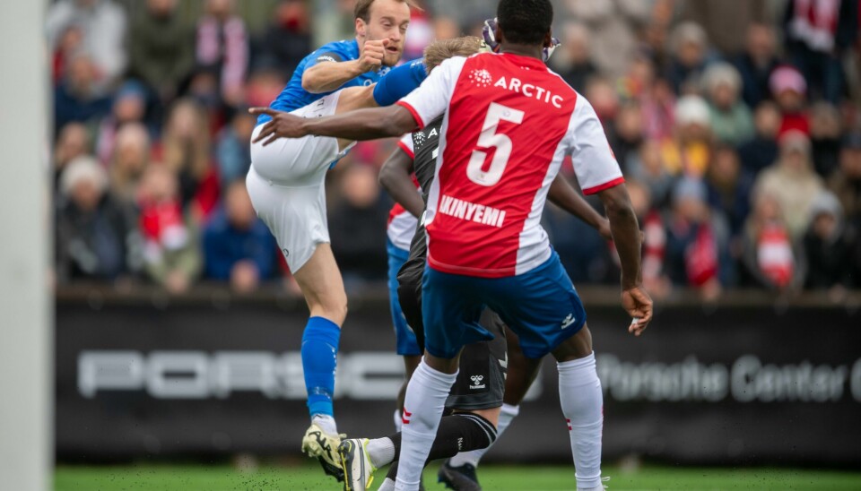 Branns Bård Finne og KFUM Oslos keeper Emil Ødegaard under eliteseriekampen i fotball mellom KFUM Oslo og Brann på KFUM-Arena. Finne ble senere utvist for situasjonen, og har nå fått to kampers karantene Bård Finne er suspendert i to kamper. Foto: Annika Byrde / NTB