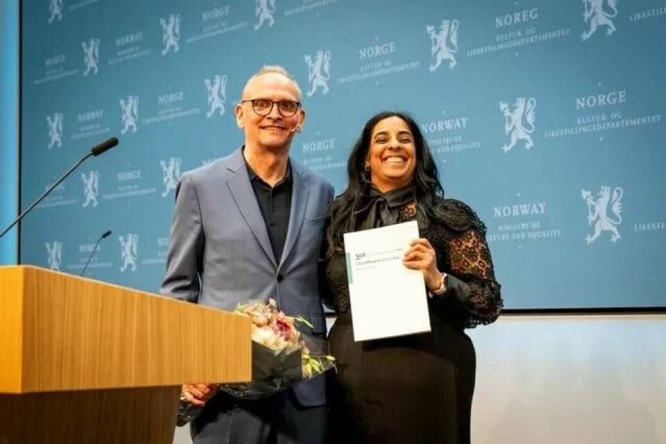 Claus Jervell overrakte rapporten til likestillingsstatsråd Lubna Jaffery. Jervell er tillitsvalgt i Fellesforbundet. Claus Jervell overrakte rapporten til likestillingsstatsråd Lubna Jaffery. Jervell er tillitsvalgt i Fellesforbundet.