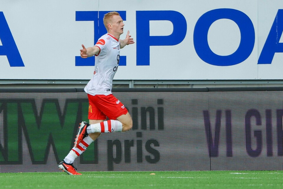 Fredrikstads Oscar Aga jubler for sin scoring i cupkampen mot klubben som eier ham. Fredrikstads Oscar Aga jubler for sin scoring i cupkampen mot klubben som eier ham.Foto: Thomas Andersen / NTB