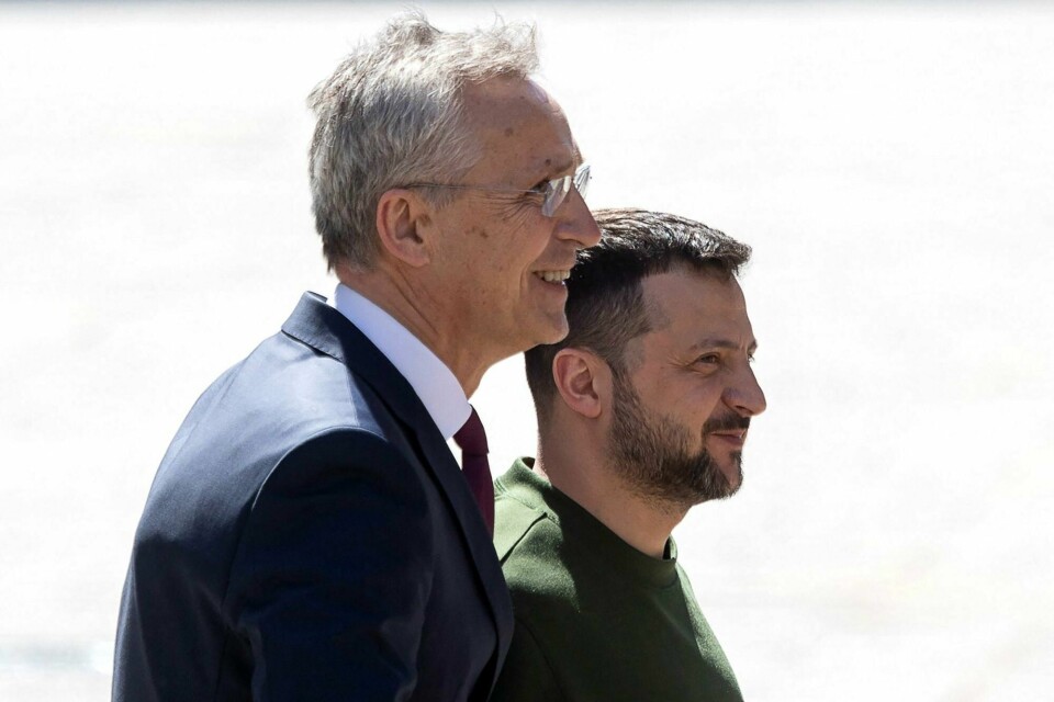 Ukrainas president Volodymyr Zelenskyj Natos generalsekretær Jens Stoltenberg møttes i Kyiv mandag denne uka. Stoltenberg beklaget vestens manglende støtte. .