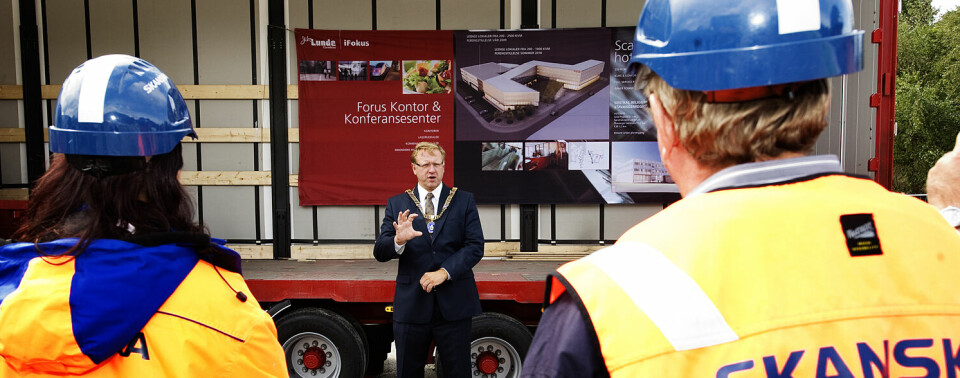 Ordfører Leif Johan Sevland er godt fornøyd med at Forus i 2011 får sitt første kurs- og konferansehotell. Skanska har fått byggeoppdraget med totalkostnad på 290 millioner kroner. Ordfører Leif Johan Sevland er godt fornøyd med at Forus i 2011 får sitt første kurs- og konferansehotell. Skanska har fått byggeoppdraget med totalkostnad på 290 millioner kroner.