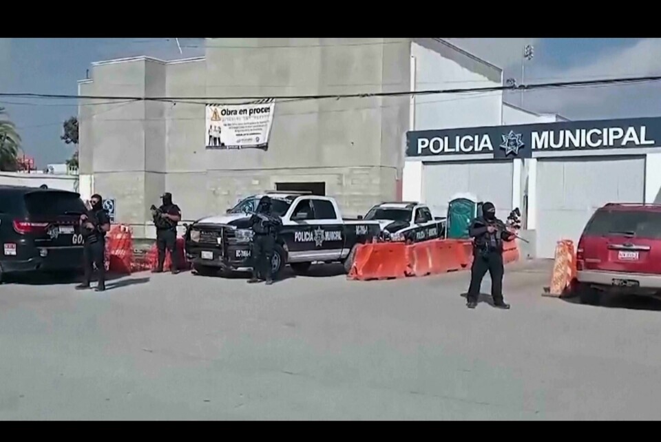 Politiet holder vakt utenfor stasjonen i Ensenada, byen der de tre turistene skulle bo. Politiet holder vakt utenfor stasjonen i Ensenada, byen der de tre turistene skulle bo. Foto: AP / NTB