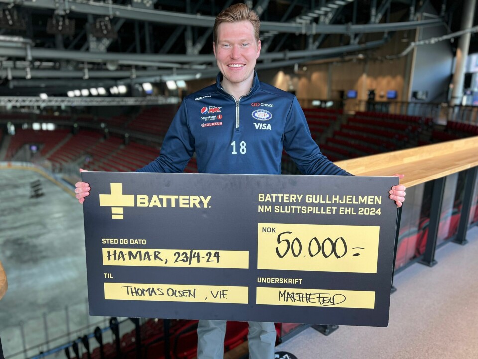 Thomas Olsen med sjekken han fikk etter sluttspillet som sikrer gratis hockeyskole for mange barn. Thomas Olsen med sjekken han fikk etter sluttspillet som sikrer gratis hockeyskole for mange barn.