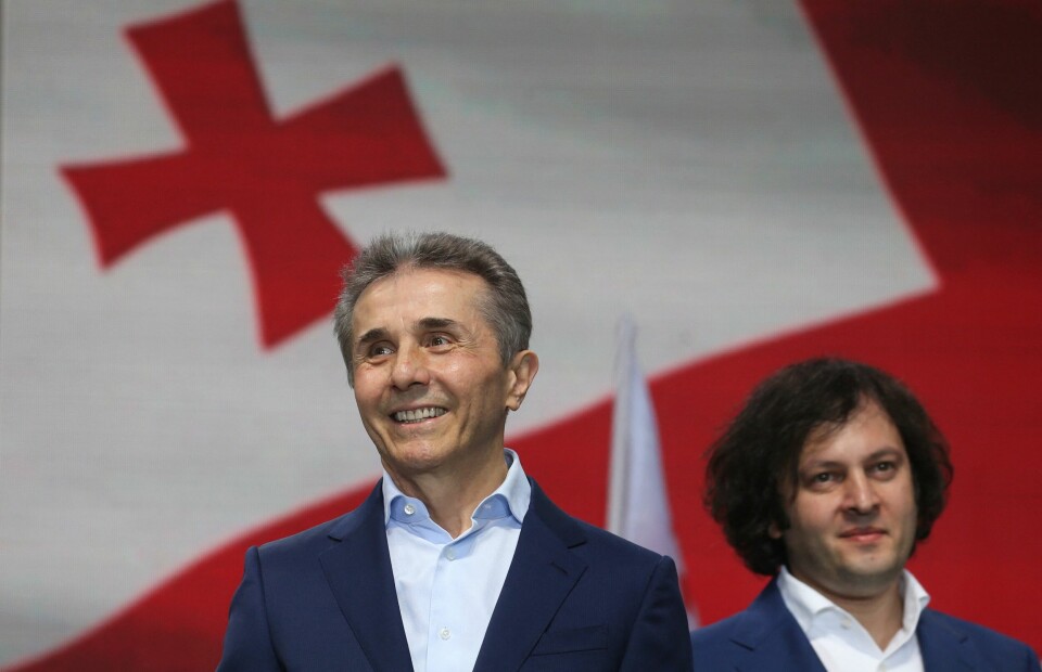 Georgias tidligere statsminister og grunnlegger av regjeringspartiet Georgisk drøm Bidzina Ivanisjvili (til venstre) og Georgias nåværende statsminister Irakli Kobakhidze (til høyre). Georgias tidligere statsminister og grunnlegger av regjeringspartiet Georgisk drøm Bidzina Ivanisjvili (til venstre) og Georgias nåværende statsminister Irakli Kobakhidze (til høyre).
