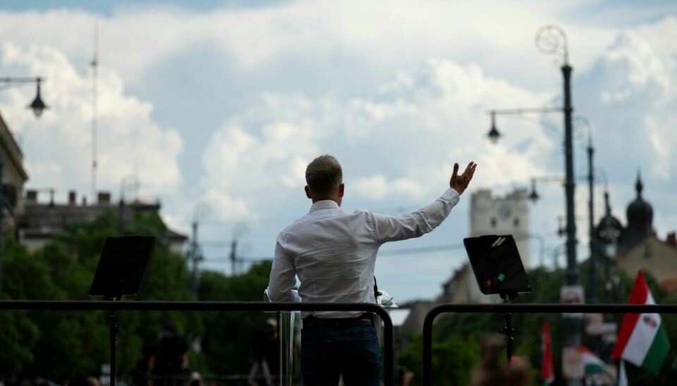 Peter Magyar taler til massene søndag. Péter Magyar, a rising challenger to Hungarian Prime Minister Viktor Orbán, addresses people at a campaign rally in the rural city of Debrecen, Hungary, on Sunday, May 5, 2024. Magyar, whose TISZA party is running in European Union elections, has managed to mobilize large crowds of supporters on a campaign tour of Hungary's heartland, a rarity for an Orbán opponent. (AP Photo/Denes Erdos)