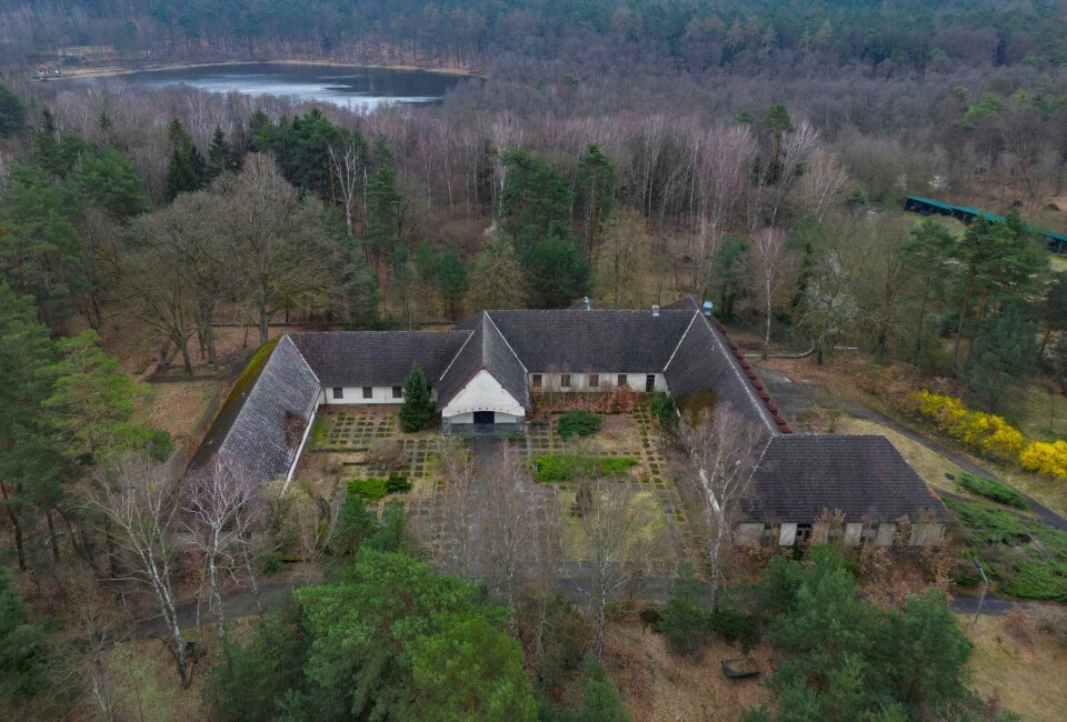I senere tid har Villa Bogensee blitt en attraksjon for folk som reiser på dagstur til den overgrodde eiendommen og kikker inn gjennom vinduene. I senere tid har Villa Bogensee blitt en attraksjon for folk som reiser på dagstur til den overgrodde eiendommen og kikker inn gjennom vinduene. Foto: Patrick Pleul/dpa via AP / NTB