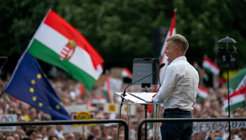 Peter Magyar hadde opprinnelig ingen planer om å bli politiker, men ombestemte seg. Péter Magyar, a rising challenger to Hungarian Prime Minister Viktor Orbán, addresses people at a campaign rally in the rural city of Debrecen, Hungary, on Sunday, May 5, 2024. Magyar, whose TISZA party is running in European Union elections, has managed to mobilize large crowds of supporters on a campaign tour of Hungary's heartland, a rarity for an Orbán opponent. (AP Photo/Denes Erdos)