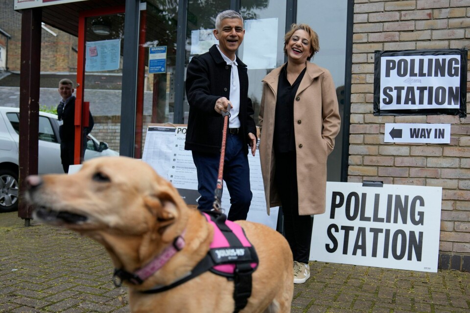 Londons sittende ordfører, Labours Sadiq Khan, sammen med kona Saadiya Ahmed utenfor et valglokale i London torsdag. Londons sittende ordfører, Labours Sadiq Khan, sammen med kona Saadiya Ahmed utenfor et valglokale i London torsdag. Foto: Kin Cheung / AP / NTB
