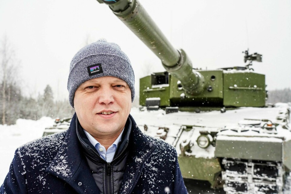Midler til frivillig fredsarbeid har tørket inn, mens midler til organisasjoner som tror at veien til fred er våpen, får rikelig med støtte. Senest 600 milliarder ekstra til Forsvaret de neste 12 årene, skriver Ivar Evensmo. Bildet viser finansminister Trygve Slagsvold Vedum (Sp) under et besøk i Rena leir. Finansminister Trygve Slagsvold Vedum (Sp) på besøk i Rena leir.