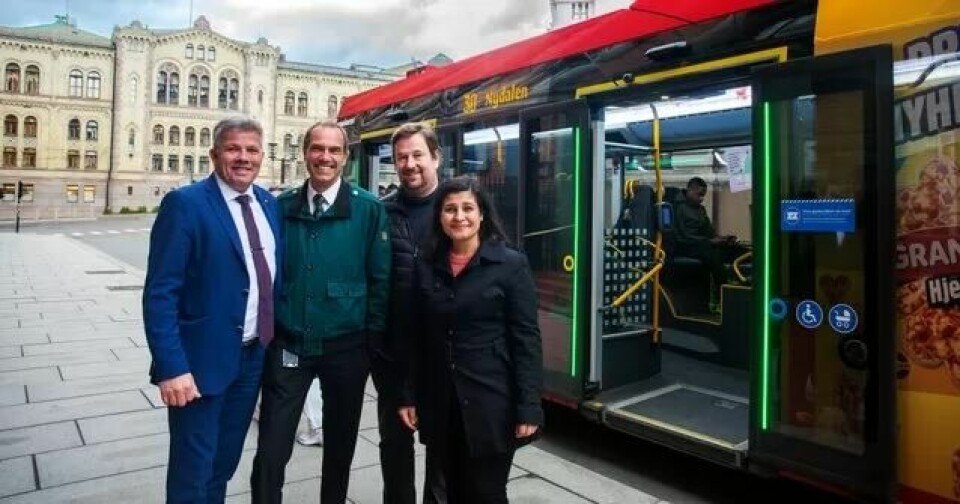 De møttes på Wessels plass - stortingsrepresentant Bjørnar Skjæran, bussjåfør Øyvind Selnes, tillitsvalgt Per Ole Melgård og fylkespolitiker Hods Imad. De møttes på Wessels plass - stortingsrepresentant Bjørnar Skjæran, bussjåfør Øyvind Selnes, tillitsvalgt Per Ole Melgård og fylkespolitiker Hods Imad.