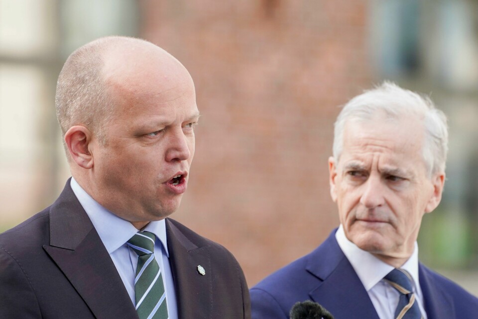 Statsminister Jonas Gahr Støre og finansminister Trygve Slagsvold Vedum opplyser at den omstridte ekstra arbeidsgiveravgiften skal fjernes 1. januar 2025. Finansminister Trygve Slagsvold Vedum (Sp) og statsminister Jonas Gahr Støre (Ap) under pressetreffet om Forsvaret. Foto: Terje Pedersen / NTB