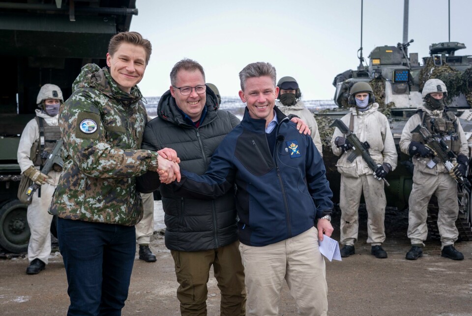 Finlands forsvarsminister Antti Häkkänen, forsvarsminister Bjørn Arild Gram og den svenske forsvarsministeren Pål Jonson på grensen mellom Finland, Norge og Sverige i forbindelse med Nato-øvelsen Nordic Response. Finlands forsvarsminister Antti Häkkänen, forsvarsminister Bjørn Arild Gram og den svenske forsvarsministeren Pål Jonson på grensen mellom Finland, Norge og Sverige i forbindelse med Nato-øvelsen Nordic Response. Foto: Heiko Junge / NTB