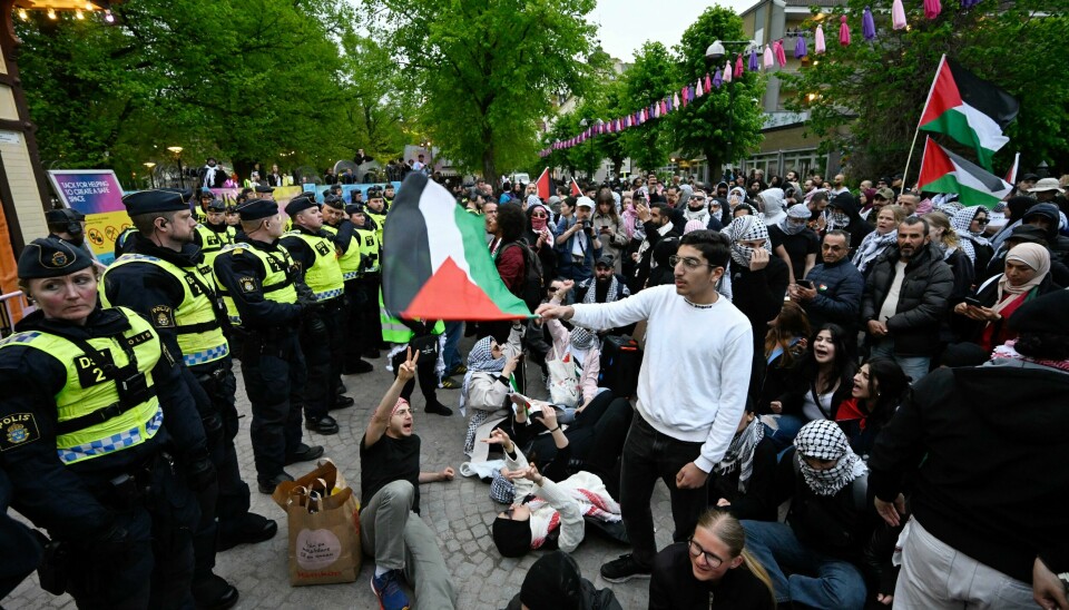 Politiet måtte sperre for demonstranter som prøvde å ta seg inn i Eurovision-landsbyen torsdag. Politiet måtte sperre for demonstranter som prøvde å ta seg inn i Eurovision-landsbyen torsdag.