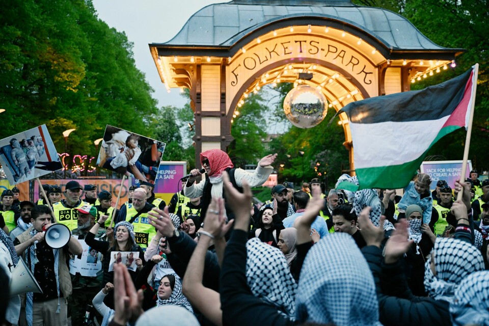 Demonstranter utenfor Eurovision-landsbyen. Palestina-demonstranter forsøker å ta seg inn i Eurovision Village, ifølge Aftonbladets reporter på stedet. Foto: Johan Nilsson / TT / AP / NTB