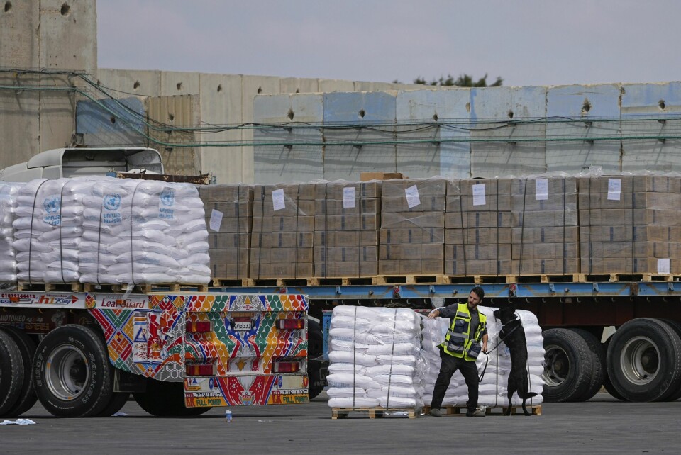 Kontroll av transport med humanitær hjelp ved Kerem Shalom tidligere i år. To lastebiler med nødhjelp til Gaza passerer gjennom grenseovergangen i Kerem Shalom på vei inn til Gazastripen på dette bildet fra 14. mars. Ifølge USA har leveransene av nødhjelp tatt seg opp den siste tiden. Arkivfoto: Ohad Zwigenberg / AP / NTB