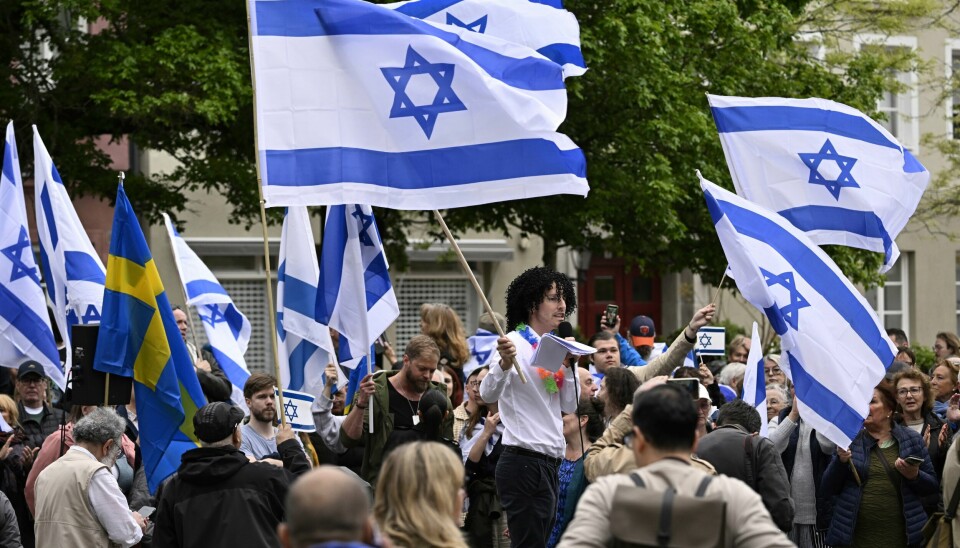 Omlag 100 mennesker stilte opp med israelske flagg til støtte for Israels bidrag Eden Golan. Omlag 100 mennesker stilte opp med israelske flagg til støtte for Israels bidrag Eden Golan.