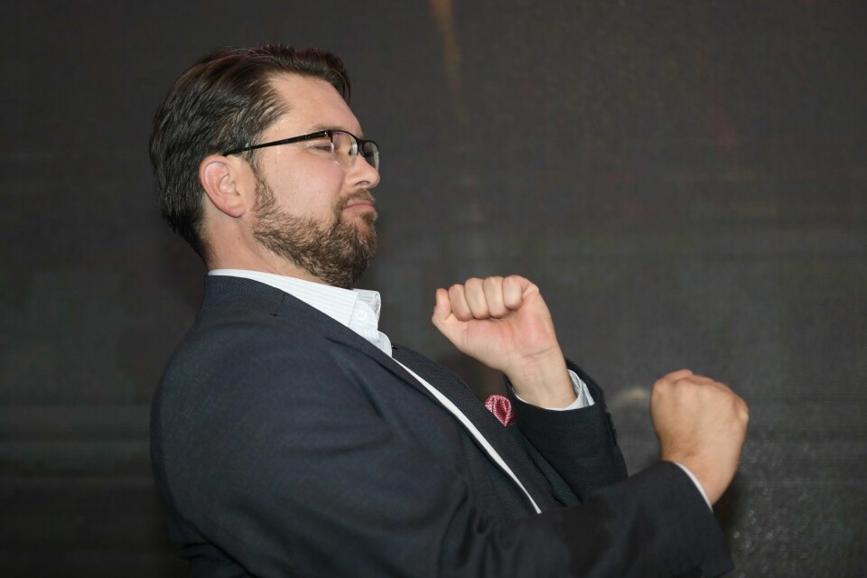 Sverigedemokraternas partileder Jimmie Åkesson jublet over valgresultatet i 2022. Nå har svenske TV4 avslørt at partiet holder seg med trollfabrikker for å påvirke debatten på internett. Sverigedemokraternas partileder Jimmie Åkesson jublet over valgresultatet i 2022. Nå har svenske TV4 avslørt at partiet holder seg med trollfabrikker for å påvirke debatten på internett.