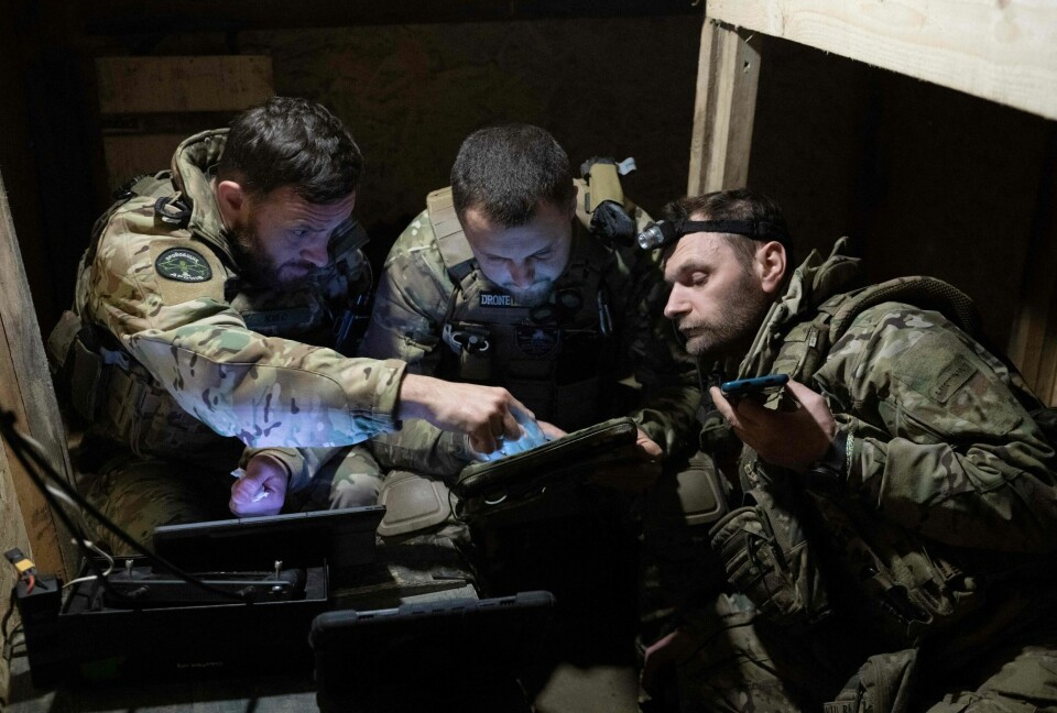 Ukrainske styrker kjemper hardt mot den russiske invasjonsmakten. Servicemen of the 'Achilles' Battalion from the 92nd assault brigade of the Ukrainian Army prepare for ? mission flight of a Vampire hexacopter drone over a frontline near Chasiv Yar, Donetsk region, on May 1, 2024, amid the Russian invasion of Ukraine. These drones are almost exclusively used at night to drop munitions on Russian targets or supplies and medical necessities to Ukrainian soldiers on the frontline. (Photo by Genya SAVILOV / AFP)
