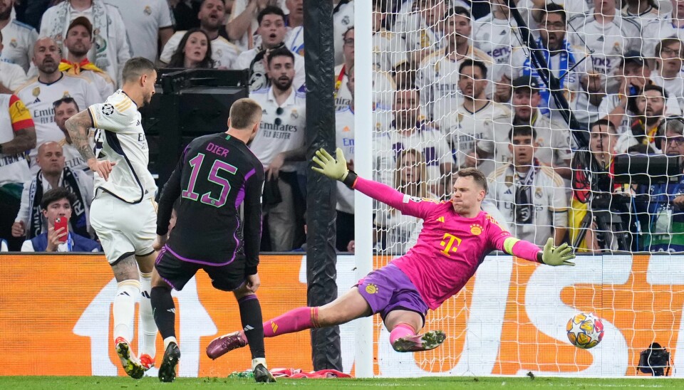 Joselu utligner for Real Madrid etter en tabbe av Manuel Neuer. Joselu utligner for Real Madrid etter en tabbe av Manuel Neuer. Foto: Manu Fernandez, AP / NTB