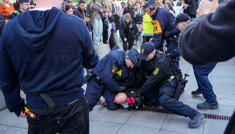Politiet har lagt en demonstrant i bakken utenfor arenaen før finalen i Eurovision Song Contest 2024. Politiet har lagt en demonstrant i bakken utenfor arenaen før finalen i Eurovision Song Contest 2024. Foto: Terje Bendiksby / NTB