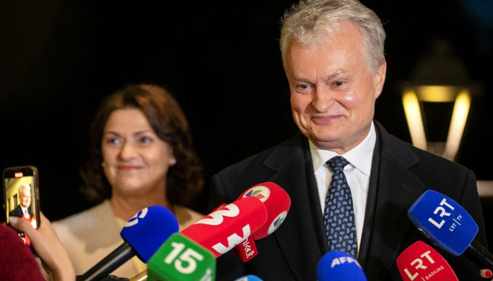 Litauens sittende president Gitanas Nauseda ligger an til å få klart flest stemmer i presidentvalget, men det er uvisst om han greier å få mer enn 50 prosent. Til venstre ektefellen Diana Nausediene. Litauens sittende president Gitanas Nauseda ligger an til å få klart flest stemmer i presidentvalget, men det er uvisst om han greier å få mer enn 50 prosent. Til venstre ektefellen Diana Nausediene. Foto: Mindaugas Kulbis / AP / NTB