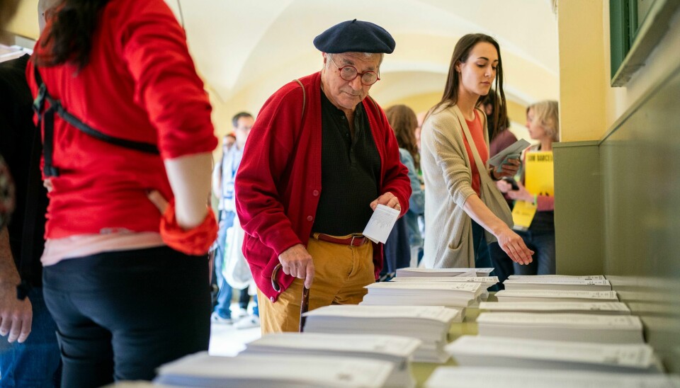 Folk strømmet til valgurnene i Catalonia søndag, her fra et valglokale i Barcelona. Folk strømmet til valgurnene i Catalonia søndag, her fra et valglokale i Barcelona. Foto: Joan Mateu / AP / NTB