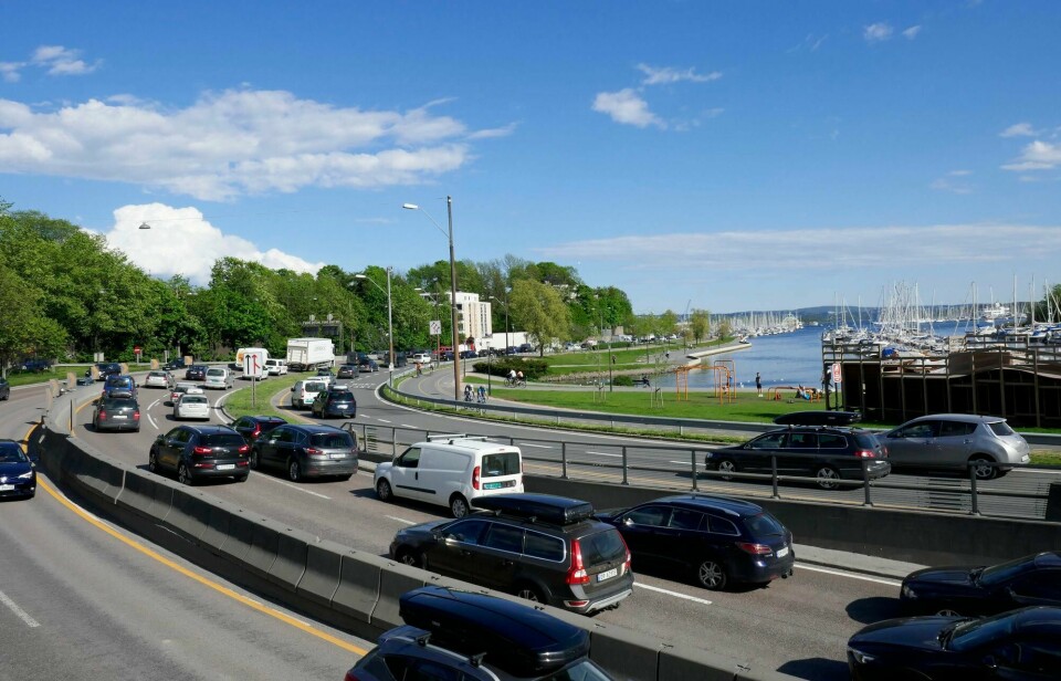 Det nytter ikke å bygge nye motorveier i byområder for å bli kvitt trafikkproblemer. Nye motorveier i byene fylles gradvis opp med ny trafikk, mener Knut Bøe. Bildet er fra E18 ved Frognerstranda i Oslo. Tett trafikk og kø på E-18 i Oslo.