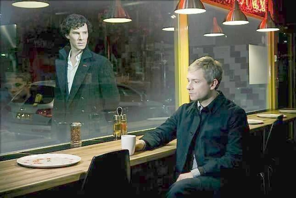 Sherlock Holmes (Benedict Cumberbatch) viser seg likevel ikke å være død, noe som Dr. John Watson (Martin Freeman) - som måtte gå i terapi etter vennens selvmord - sliter litt med. FOTO: HARTWOOD FILMS / NRK