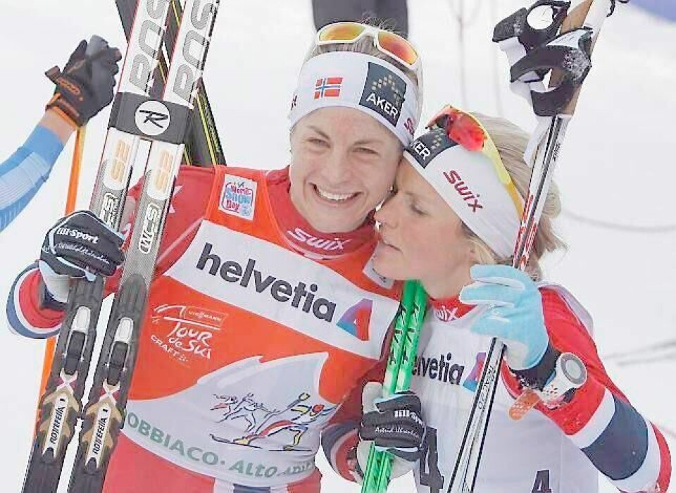 Astrid Uhrenholdt Jacobsen (t.v.) og Therese Johaug tror mest på at den andre vinner touren. FOTO: GIUSEPPE CACACE/NTB SCANPIX
