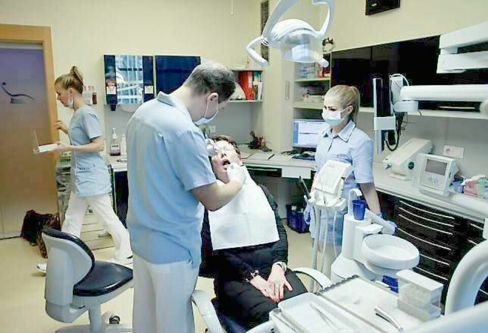 Venke Jenssen har reist langt for å komme til Dr. Balázs Vass, tannlege ved Kreativ Dental i Budapest. Jenssen har ikke noe imot reisingen, fordi hun er godt fornøyd med både behandlingen hun får og prisen hun betaler. FOTO: CARL MARTIN NORDBY