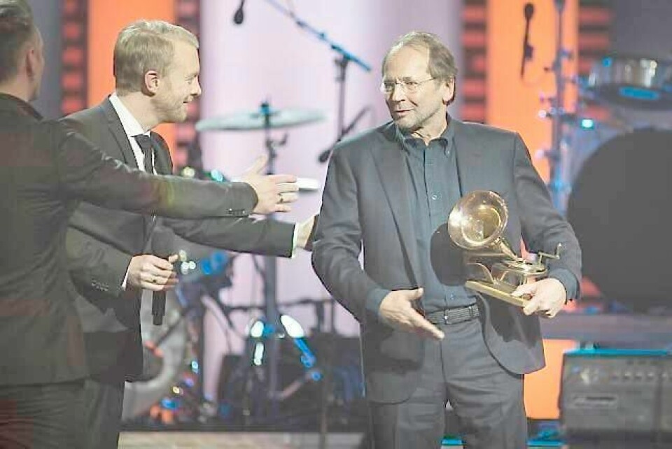 Ole Paus fikk vandretrofeet Årets Spellemann videreformidlet av Kaizers Orchestra.FOTO: NTB SCANPIX