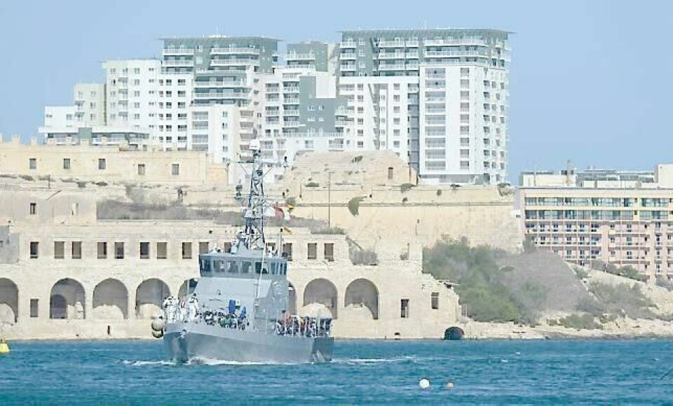 Myndighetene på Malta selger statsborgerskap dyrt til rike, men vil ha hjelp av EU til å ta seg av de rundt 1.000 fattige båtflyktningene som hvert år kommer til landet. Her har et militærfartøy plukket opp flyktninger fra en båt som havarerte i oktober i fjor for å frakte dem til hovedstaden Valetta. FOTO: MATTHEW MIRABELLI / NTB SCANPIX