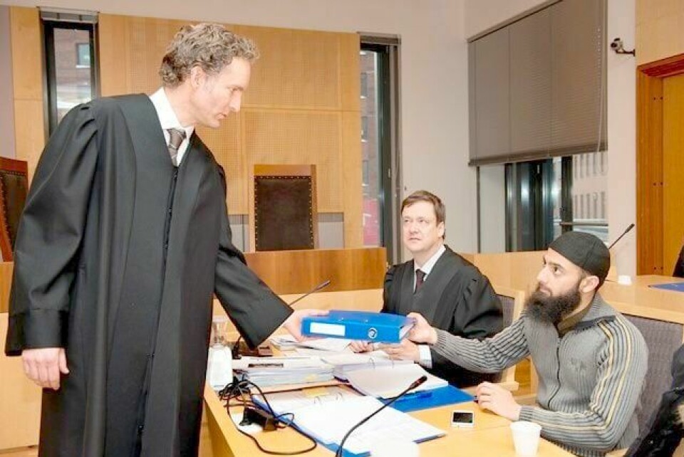 Aktor i trusselsaken, statsadvokat Carl Fredrik Fari (t.v.), forsvarer John Christian Elden og tiltalte Ubaydullah Hussain. FOTO: MIMSY MØLLER