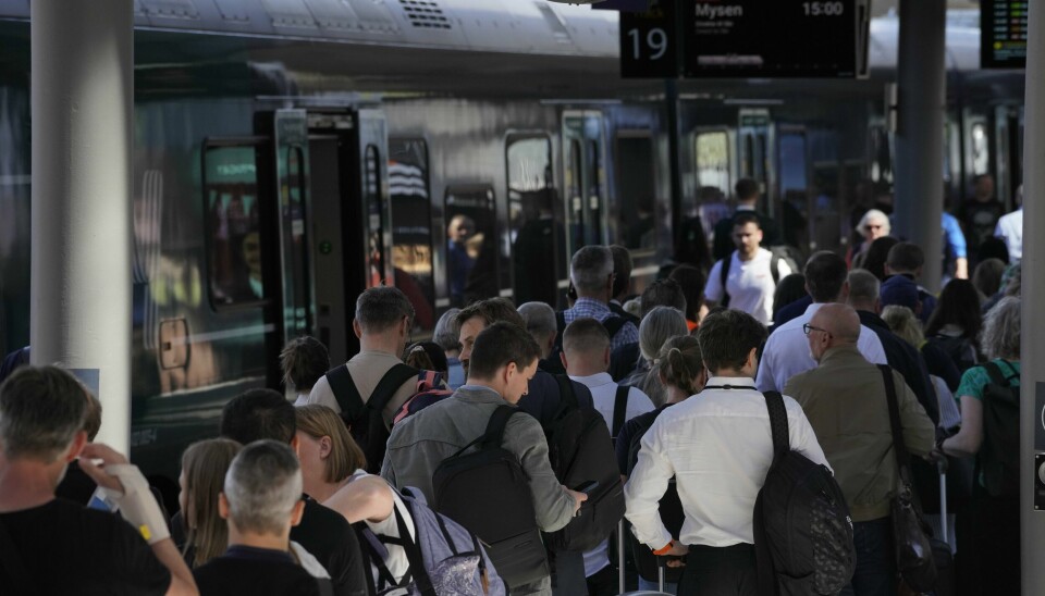 Det er lange køer på Oslo S for buss for tog etter at Gardermobanen og Hovedbanen er stengt for all togtrafikk mellom Lillestrøm og Lindeberg på grunn av flere gressbranner langs toglinja. Køene av folk som skal komme seg på buss for tog, er lange på Oslo S. Foto: Ole Berg-Rusten / NTB