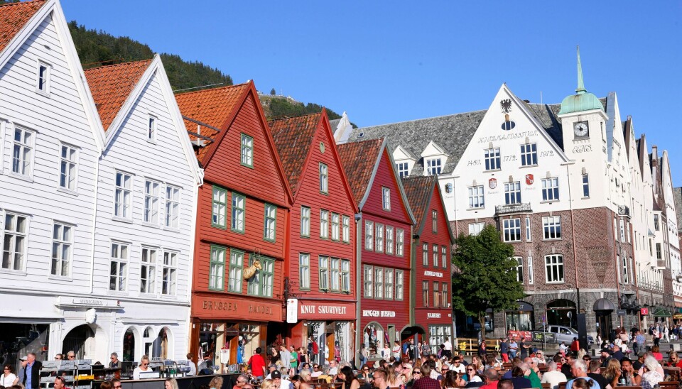 Bergen har merket en stor pågang av særlig amerikanske turister, som heller foretrekker kjølig vær og regn fremfor hetebølger i Sør-Europa. Til helga kan Bergen oppleve sin første dag med over 20 grader hittil i år.Foto: Marianne Løvland / NTB / NPK