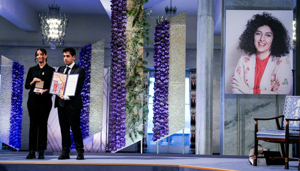Stolen var tom da den fengslede iranske kvinnesaksforkjemperen Narges Mohammadi ble tildelt Nobels fredspris i fjor. Nå har iranske myndigheter tiltalt henne igjen, denne gang for å ha anklaget det iranske regimet for å gå til fullskala krig mot kvinner. Her mottar Mohammadis barn prisen på vegne av moren. I desmeber mottok Ali og Kiana Rahmani Nobels fredspris på vegne av sin mor Narges Mohammadi, som er fengslet i Iran.