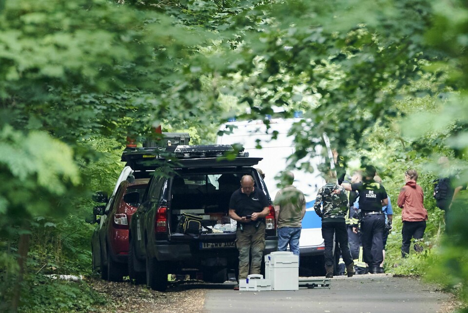 Tysk politi avblåste fredag jakten på en antatt hunnløve sør i Berlin. Trolig er det snakk om et villsvin. Store politistyrker, jegere og veterinærer fortsetter jakten på det som skal være en løvinne på rømmen sør i Berlin. Foto: DPA / AP / NTB