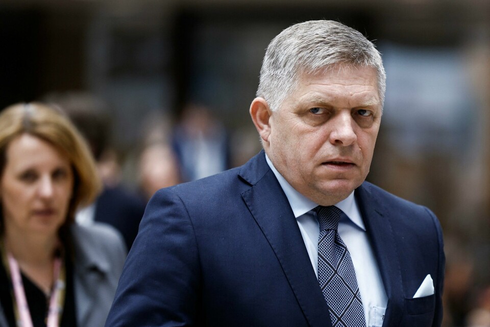 Tilstanden for Slovakias statsminister Robert Fico er fortsatt alvorlig, men prognosen er positiv, ifølge landets helseminister. (FILES) Slovakia's Prime Minister Robert Fico walks during the European Council summit at EU headquarters in Brussels on April 18, 2024. Slovakia's PM has been shot on May 15, 2024, after a government meeting and taken to hospital: according to local media reports. (Photo by KENZO TRIBOUILLARD / AFP)