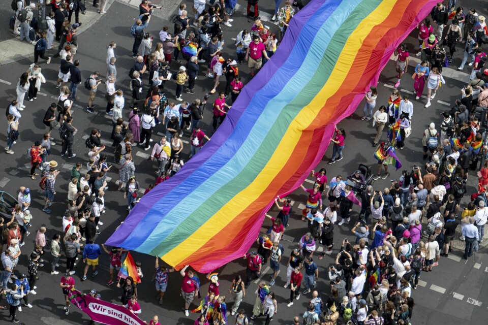 Regnbueflagget bæres i Berlins enorme prideparade lørdag. Regnbueflagget bæres i Berlins enorme prideparade lørdag. Foto: Fabian Sommer / AP / NTB
