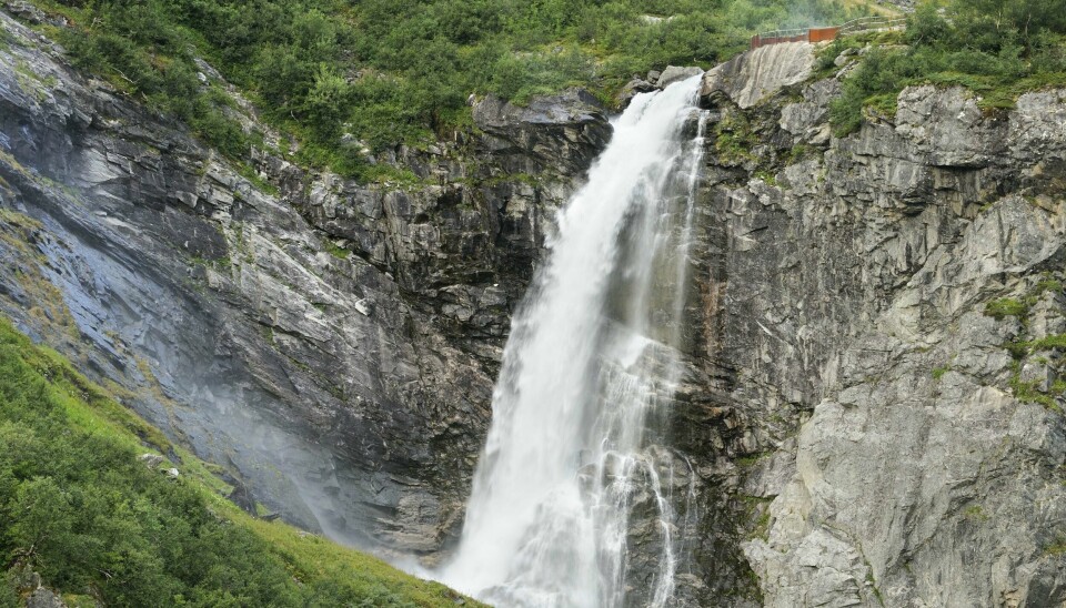 Videfossen ser vi fra Gamle Strynefjellsvegen. FOSS: Videfossen er langs Nasjonal turistveg Gamle Strynefjellsvegen. Ved toppen av fossen er Nasjonale turistvegers utsiktspunkt. Foto: Jarle Wæhler / Statens vegvesen