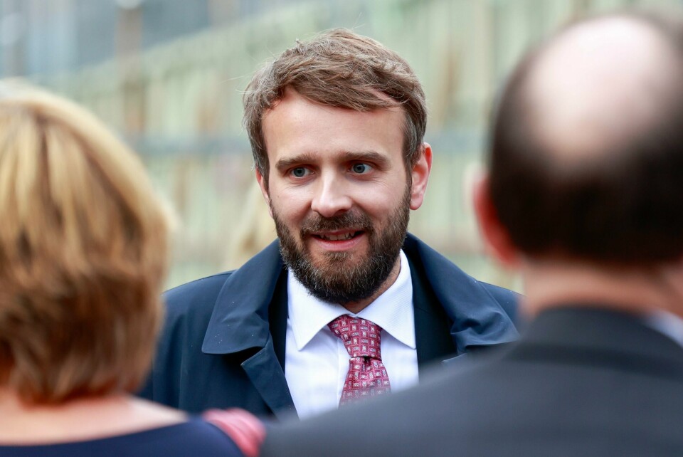 Næringsminister Jan Christian Vestre under minnemarkeringen på minnestedet foran Høyblokka i Regjeringskvartalet lørdag formiddag. Næringsminister Jan Christian Vestre under minnemarkeringen på minnestedet foran Høyblokka i Regjeringskvartalet lørdag formiddag. Foto: Tor Erik Schrøder / NTB