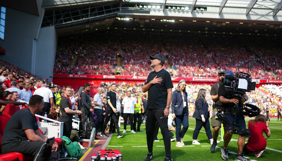 Jürgen Klopp holder seg til hjertet og mottar hyllesten på Anfield søndag. Foto: Jon Super / AP / NTB Jürgen Klopp holder seg til hjertet og mottar hyllesten på Anfield søndag. Foto: Jon Super / AP / NTB